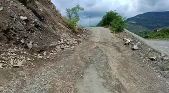 Samsun'un Ayvacık ilçesinde toprak kayması