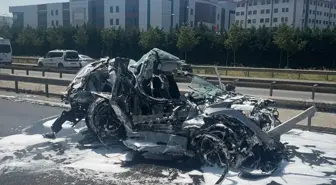 Sancaktepe'de Otomobil Tır ve Hafriyat Kamyonu Arasında Sıkıştı: 2 Yaralı