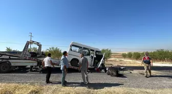 Şanlıurfa'da Tarım İşçilerini Taşıyan Minibüs ile Otomobil Çarpıştı: 10 Yaralı