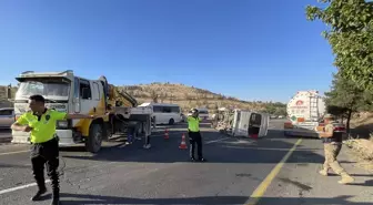 Şanlıurfa'da İşçi Servisiyle Otomobil Çarpıştı: 13 Yaralı