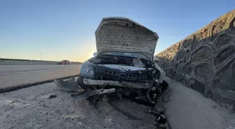 Şanlıurfa'da Otomobilin İstitinat Duvarına Çarpması Sonucu 4 Yaralı