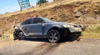 Şanlıurfa'da Şarampole Devrilen Otomobilde 3 Yaralı