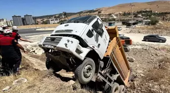 Haliliye'de Şarampole Düşen Kamyonun Sürücüsü Kurtarıldı