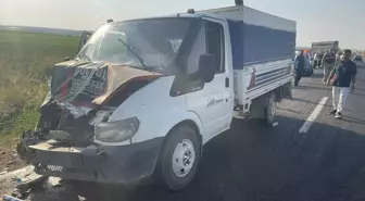 Şanlıurfa'da Tarım İşçilerini Taşıyan Kamyonet Çarpıştı: 11 Yaralı