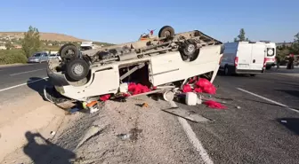 Şanlıurfa'da Tarım İşçilerini Taşıyan Minibüs Devrildi: 19 Yaralı