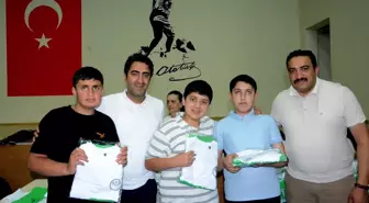 Sarıkamış Belediyesi'nden Genç Sporculara Forma Hediyesi