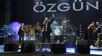 Şarkıcı Özgün Uğurlu, Eskişehir'de konser verdi
