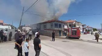 Şarkışla'da bir evin çatısında çıkan yangın söndürüldü