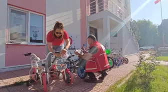 Kızılay'dan Öğrencilere Karne Hediyesi Bisiklet
