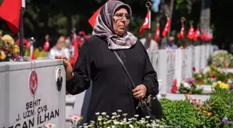 Şehit aileleri, arife günü Edirnekapı Mezarlığı'nı ziyaret etti