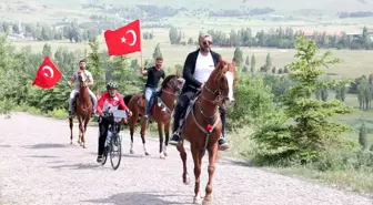 Şehitler için gazeteci Hasan Tahsin'in mezarından Nene Hatun'un kabrine kadar pedal çevirdi