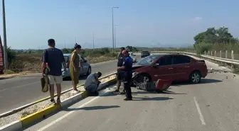 Antalya'da Otomobil Refüje Çarptı: Sürücü Yaralandı