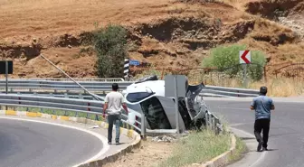Siirt'te Devrilen Otomobilde Hasar Meydana Geldi