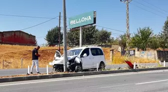Siirt'te Aydınlatma Direğine Çarpan Araçta 4 Yaralı