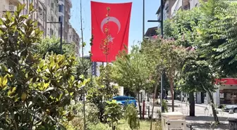 Siirt'te kamu binalarına ve caddelere 'Terörsüz Türkiye'ye destek için Türk bayrakları asıldı