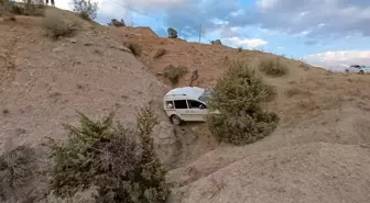 Siirt'te Hafif Ticari Araç Şarampole Devrildi: 2 Yaralı