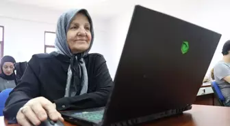 71 Yaşındaki Selma Şahin, Üniversite Diplomasını Almaya Hazırlanıyor