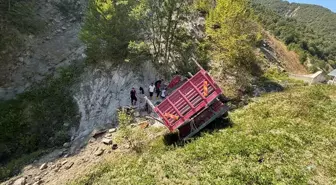 Boyabat'ta Devrilen Kamyonun Sürücüsü Hayatını Kaybetti