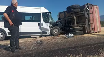 Sinop'ta Minibüs ile Traktör Çarpıştı, Arpa Yola Saçıldı