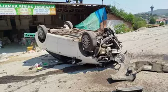 Boyabat'ta Devrilen Otomobilde 2 Kişi Yaralandı