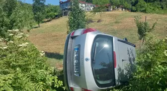 Sinop'ta Otomobil Ağaçlık Alana Devrildi: 3 Yaralı