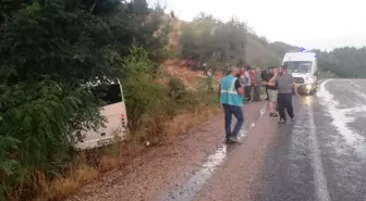 Boyabat'ta İşçileri Taşıyan Servis Otobüsü Kaza Yaptı: 6 Yaralı