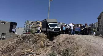 Şırnak'ta Yanlış Yolda Askıda Kalan Kamyonet İtfaiye Ekipleri Tarafından Kurtarıldı