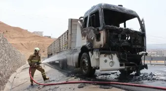 Şırnak'ta Seyir Halindeki Tırda Yangın