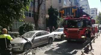 Şişli'de Ağaç Düşmesi Otomobili Hasarladı