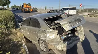 Sivas'ta Otomobil Bariyerlere Çarptı: 2 Yaralı