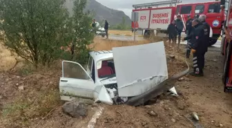 Koyulhisar'da Otomobil Şarampole Devrildi: 2 Yaralı