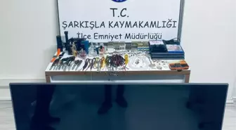Sivas'ta Hırsızlık Şüphelileri Yakalandı, İki Kişi Tutuklandı
