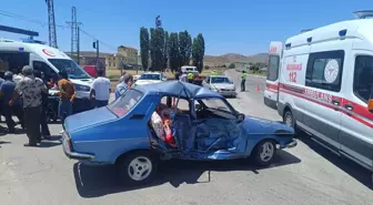 Sivas'ta Otomobil Çarpışması: 4 Yaralı