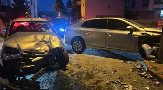 Sivas'ta İki Otomobilin Çarpışması: 6 Yaralı