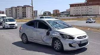 Sivas'ta Kamyonet ile Otomobil Çarpıştı: 6 Yaralı