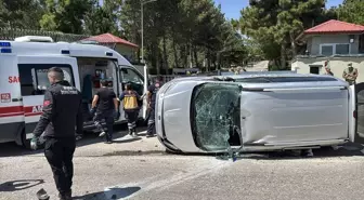 Sivas'ta otomobil ile hafif ticari aracın çarpıştığı kazada 4 kişi yaralandı
