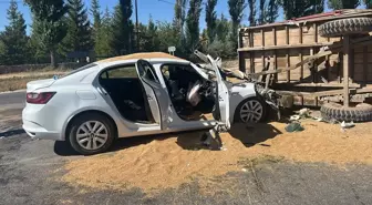 Sivas'ta Otomobil-Traktör Çarpışması: 3 Yaralı