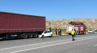 Sivas'ta Otomobilin Tıra Çarpması Sonucu 1 Çocuk Hayatını Kaybetti