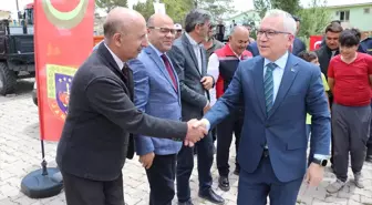 Sivas'ta Traktör Kazalarını Önlemek İçin Reflektör Dağıtımı Yapıldı