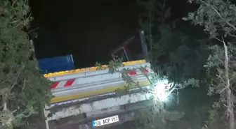Sivas'ta Traktör Yüklü Kamyon Devrildi: 3 Yaralı