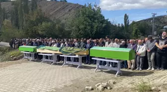Sivas'ta Uçuruma Yuvarlanan Araçta Hayatını Kaybedenler Defnedildi