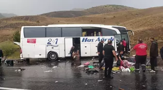 İmranlı'da Yolcu Otobüsü Kazası: Ölü ve Yaralılar Var