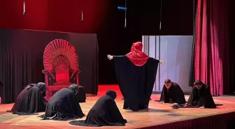 Sultanbeyli'de 'Bizim Evin Hikayesi' Tiyatrosu Sahnelendi