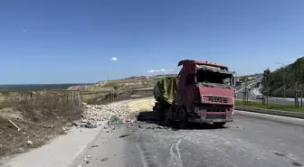 Sultangazi'de Tır Devrildi: Sürücü Yaralandı
