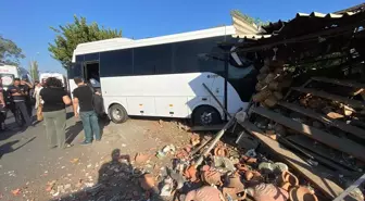 Midibüs Çömlek Dükkanına Çarptı: Sürücü Yaralandı