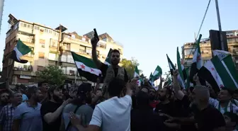 Şam'da Binlerce Kişi İsrail'in Hava Saldırılarını Protesto Etti
