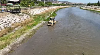 Taşova Belediyesi'nden Yeşilırmak Nehri Temizliği