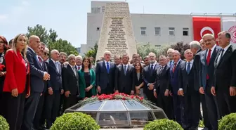 TBMM Başkanı Kurtulmuş, 15 Temmuz'da Meclis'te bombalanan alanlara karanfil bıraktı