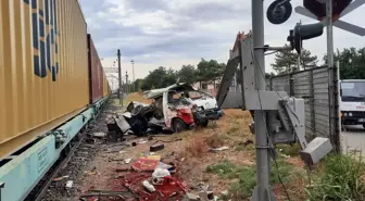 Muratlı'da Yük Treni Minibüse Çarptı: Sürücü Yaralandı
