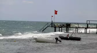 Tekirdağ'da Şiddetli Poyraz Nedeniyle Denize Girilmesi Yasaklandı